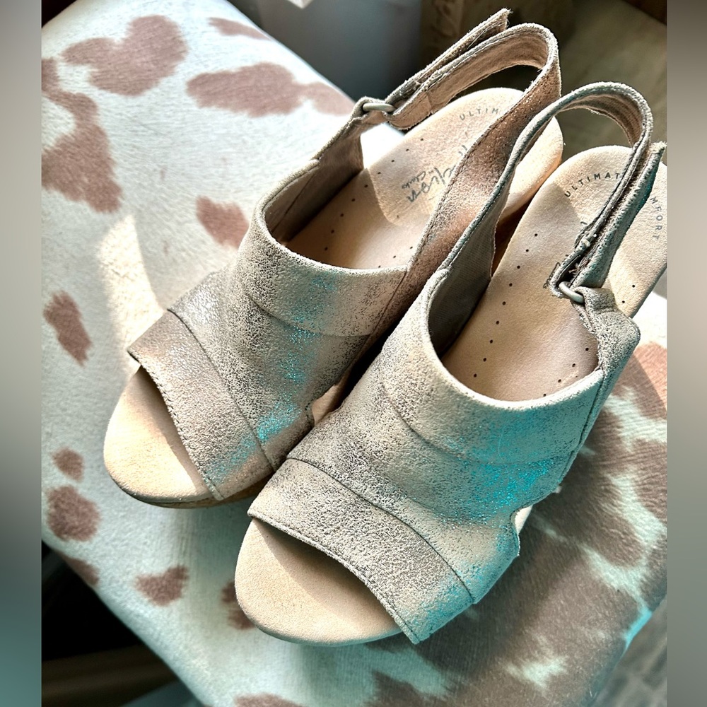 Clarks Shimmery Cream Wedge Sandals Elegant Peep-Toe Design -worn once!